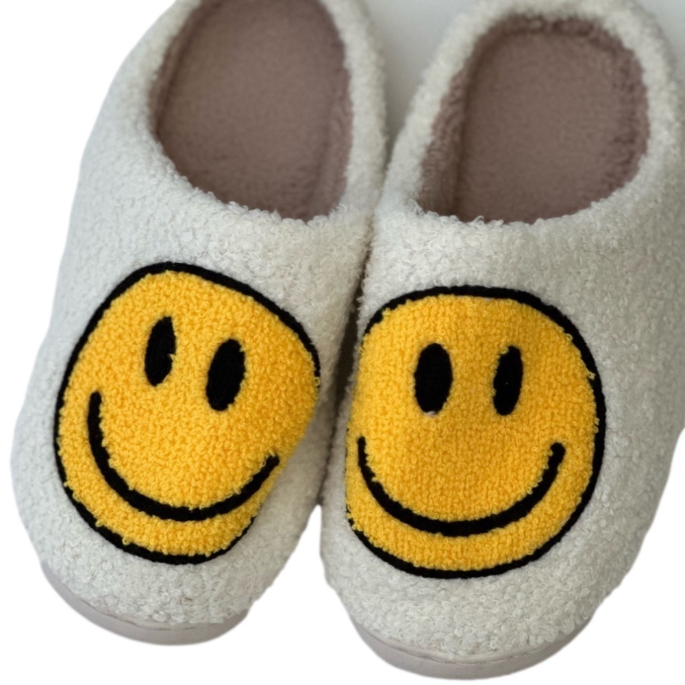 Holiday SMILEY Face Slippers size 6.5-7